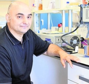 Rodríguez Cabello, en el laboratorio de la Facultad de Ciencias. ::
H. S./