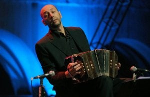 Fabián Carbone toca el bandoneón, durante la interpretación de uno de los tangos. ::
RICARDO OTAZO/
