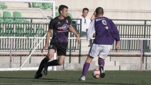 Aitor Blanco, a la izquierda, en su último partido con la camiseta del Palencia, el pasado miércoles en el campo de El Otero. ::
VÍCTOR HERRERO/