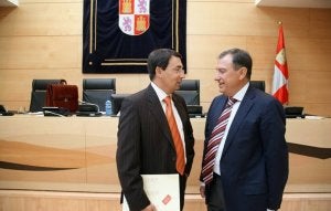 El consejero de Educación, Juan José Mateos, junto con el procurador socialista, Fernando de Pablos. :: EDUARDO MARGARETO-ICAL/