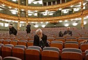 Fotomontaje en el que aparece el ilusionista Anthony Blake cuadriplicado en las butacas del Teatro Campos de Bilbao. :: GABRIELA BARNUEVO/