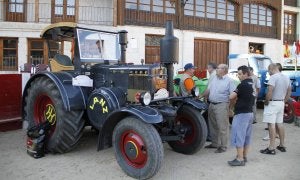 Uno de los tractores antiguos de la comitiva, en la Plaza del Coso de Peñafiel. ::
A. OJOSNEGROS/