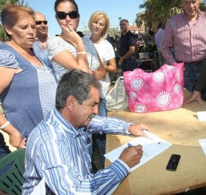 Revilla firma autógrafos a sus seguidores en Monzón. :: M. DE LA FUENTE/