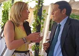 La consejera de Hacienda, Pilar del Olmo, conversa con el de Sanidad, Antonio María Sáez :: JAVIER ASUA/