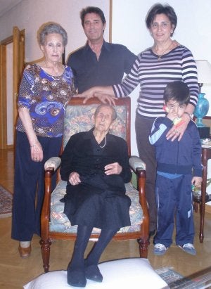 Basilia Alonso de Benito, en una foto de este mismo año, junto a su hija María, sus nietos Paco y María Jesús y su biznieto Naín. :: EL NORTE/