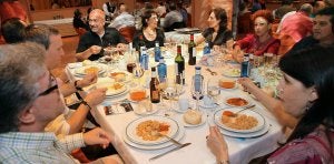 Componentes de la Ronda Segoviana con sus esposas y varios amigos, durante el cocido de las vísperas. ::
ANTONUIO TANARRO/