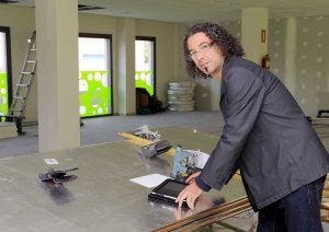 Kiko de la Rosa, en el local que está siendo acondicionado entre el Camino Viejo de Simancas y la calle Barcelona. :: RICARDO OTAZO/