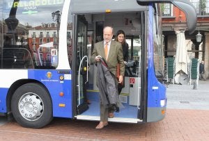 El alcalde de Valladolid desciende del nuevo autobús híbrido. :: HENAR SASTRE/