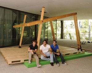 Daniel Mayo, Álvaro Figueruelo y Héctor de Lama, con su 'Kit house', en el Museo del Traje. ::
EL NORTE/