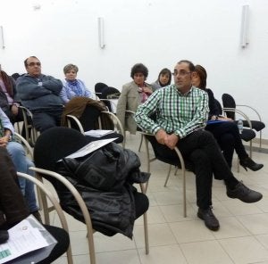 Isidro Lozano, en primer lugar, ayer en la asamblea. ::
SANTIAGO RODRÍGUEZ/