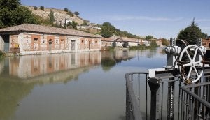 Vista de la dársena y de los edificios, que serán reformados. ::
ANTONIO QUINTERO/