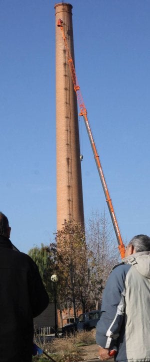 Un empleado trabaja en la parte alta de la chimenea. ::
MANUEL BRÁGIMO/