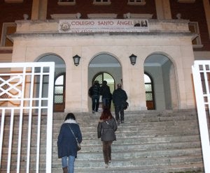 Varias personas entran ayer al colegio del Santo Ángel, a la hora de la reunión. ::
MERCHE DE LA FUENTE/