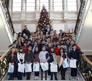 Loa alumnos de La Salle, en las escaleras de la Diputación, con Hernández al fondo. ::
EL NORTE/