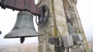 La campana de la espadaña de la iglesia de Urueña que marca las horas y las medias (izquierda). El Ayuntamiento instalará una tercera campana para esta función. ::
FRAN JIMÉNEZ/
