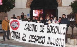 Un momento de la concentración ayer por la noche a las puertas del Casino de Castilla y León. :: H. SASTRE/