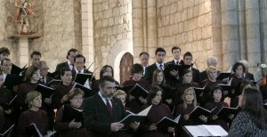 Actuación del coro Regina Angelorum, ayer en la iglesia de San Miguel. ::
VÍCTOR HERRERO/
