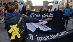Un niño porta una pancarta en la que se lee «Hemos perdido la inocencia». ::
R. HERNÁNDEZ/