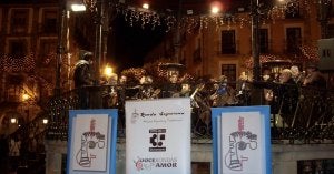 Momento del acto en el que la asociación Plaza Mayor entregó la distinción a la Ronda Segoviana. ::
EL NORTE/