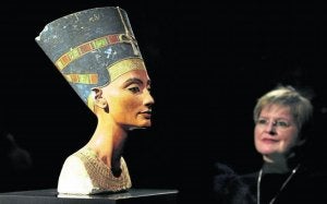 Una mujer admira el busto de Nefertiti en el Neues Museum de la capital alemana. ::
EFE/