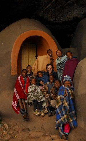 Coma-Cave (Lesotho) . El palentino Daniel Landa posa con varios niños de la localidad en abril de 2008. :: FOTOS CEDIDAS POR DANIEL LANDA/