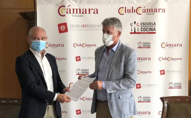 Sarbelio Fernández y Víctor Caramanzana firmaron el acuerdo entre Cáara de Comercio y Ayuntamiento de Arroyo. 