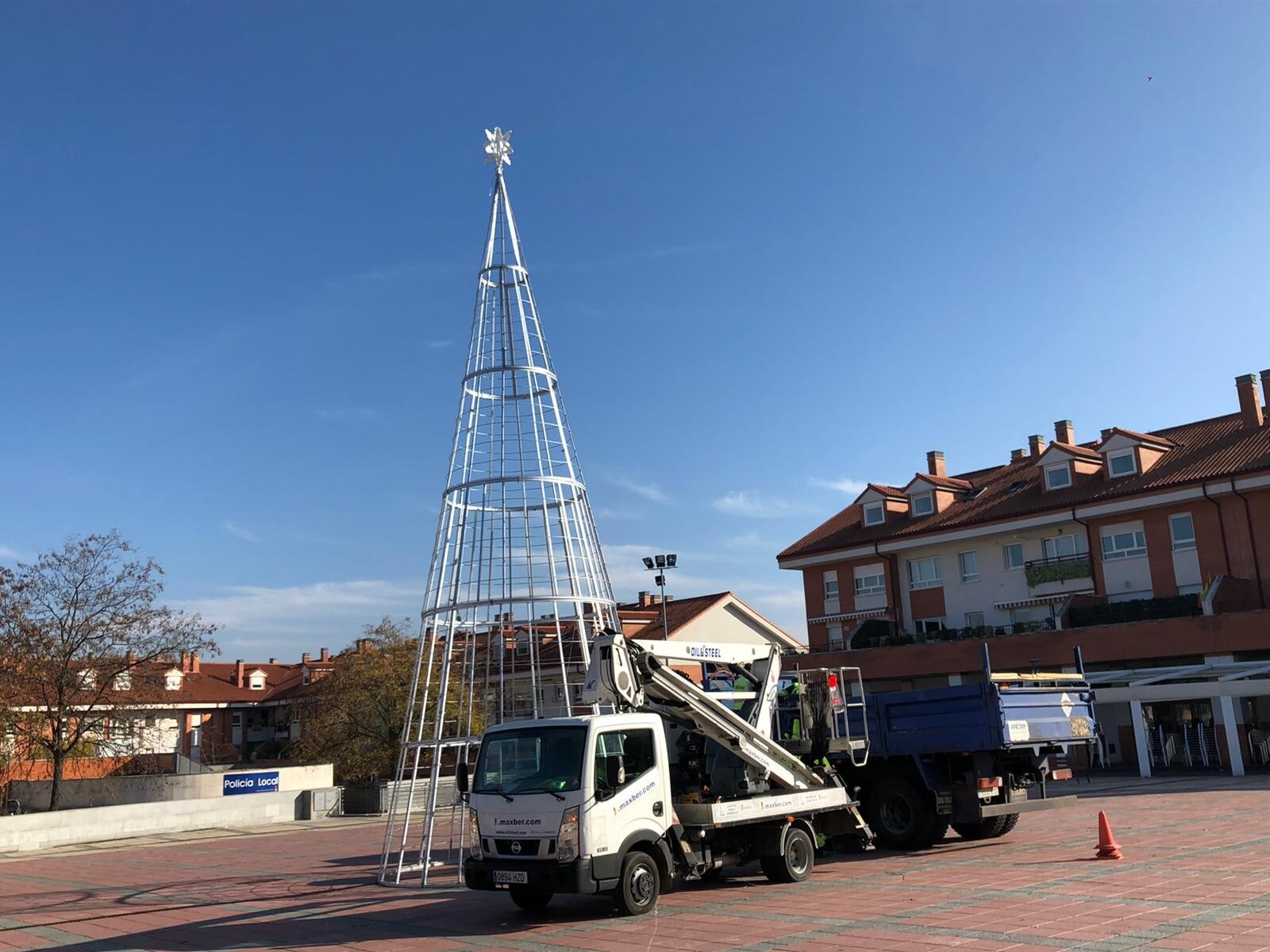 Estructura metálica del Árbol de Navidad de Arroyo en la Plaza de España de La Flecha. 