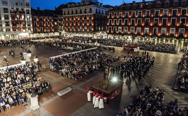 La Banda Sinfónica de Arroyo en la plaza Mayor de Valladolid tras el paso de uno de los crucificados de la cofradía de las Siete Palabras. /Jota de la Fuente