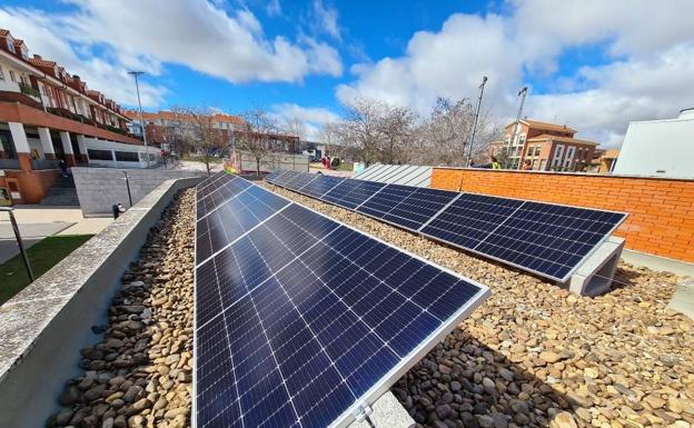 Instalación de placas fotovoltaicas en los edificios municipales de Arroyo /EL NORTE