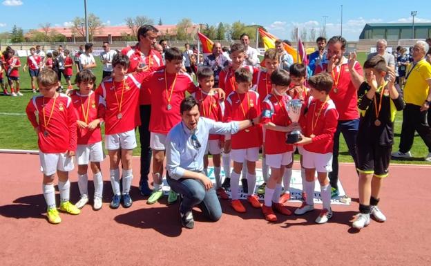 Los jugadores alevines del Unión Arroyo celebrando su copa de plata en el torneo Villa de las Ferias 