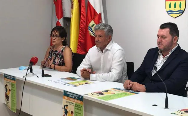 La directora general de ASPAYM CyL, Anabel Pérez, el alcalde de Arroyo, Sarbelio Fernández y el director general adjunto, Francisco Sardón /EL NORTE