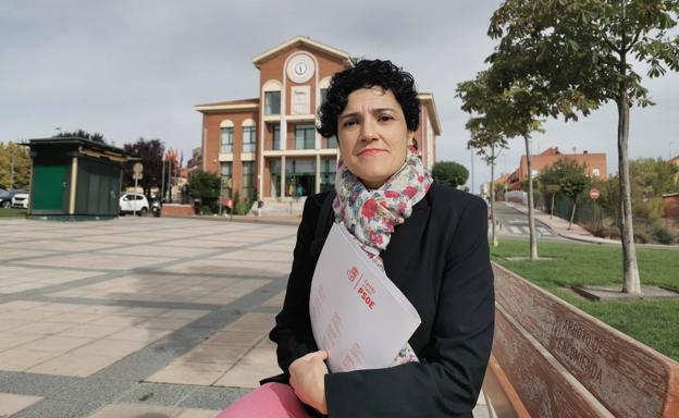 La concejal y portavoz del PSOE Beatriz Fraile ante el Ayuntamiento de Arroyo 