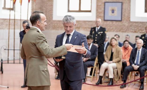 Sarbelio Fernández, recibe del Coronel Joaquín Blanco, el premio Conde Ansúrez Caballero Leal/ C. espeso