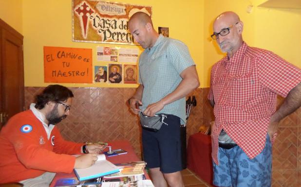 Dos peregrinos se registran en el albergue de Villalcázar de Sirga :: Albergues del Camino de Santiago