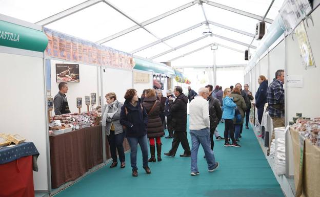 Varias personas paseando por la zona alimentaria de la Feria Apícola de Aldeatejada. /Víctor Antóraz