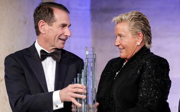 La presidenta ejecutiva del grupo Eulen,recibe el premio de empresaria del año de la Cámara de Comercio España-EEUU de manos del presidente de la Cámara,