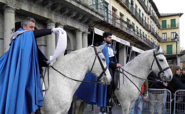 Heraldos a caballo anucian el pregón de la Semana Santa del pasado año. /Miguel Ángel López