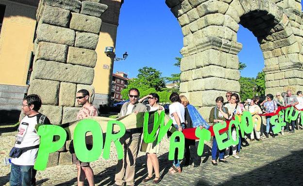 Inicio de la cadena humana formada contra la tecnología 5G, ayer, en Segovia. /A. Tanarro