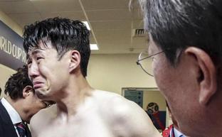 Son llora desconsolado tras el partido./EFE