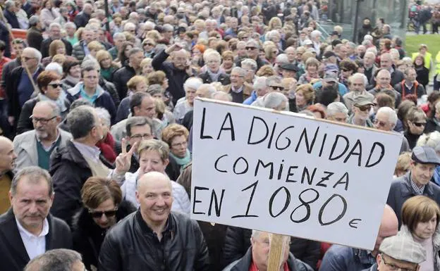 Manifestación de pensionistas que reclaman una prestación nímina de 1080 euros. /Efe