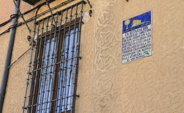 Placa de cerÃ¡mica de Ignacio Zuloaga en la plaza de San Fracundo. /Antonio Tanarro