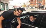 Nacho se fotografía con un aficionado del Real Madrid en la calle Casañé./El Norte