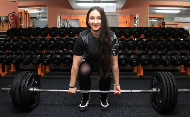 Isabel Sanz posa en el Spartan Center de Segovia con 187,5 kilos, su marca personal. /Antonio Tanarro