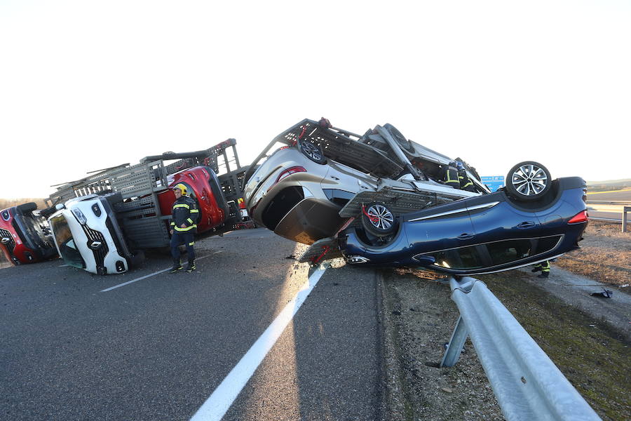 Fotos: Accidente de un camión portacoches en la A62 | El Norte de Castilla
