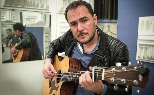 El cantante Ismael Serrano durante una entrevista en su estudio de Madrid./Alberto Ferreras