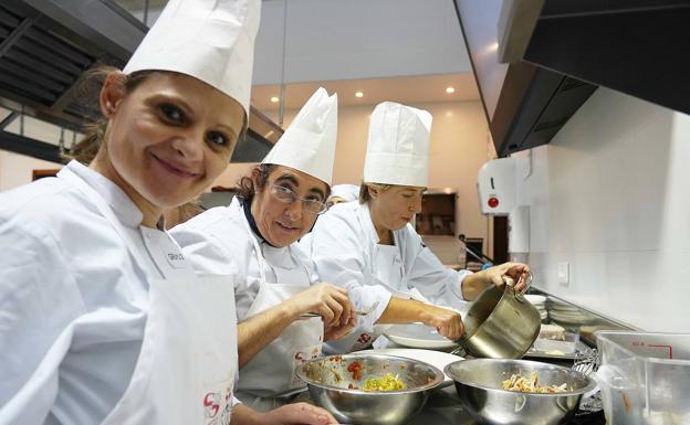 Catorce Personas Con Discapacidad Auditiva Se Forman Como Ayudantes De Cocina En Valladolid El Norte De Castilla
