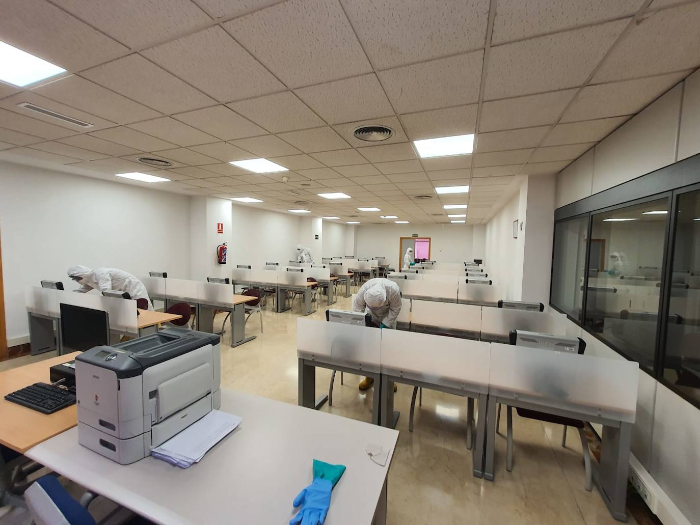Fotos Efectivos de la UME desinfectan la sede de la DGT en Valladolid