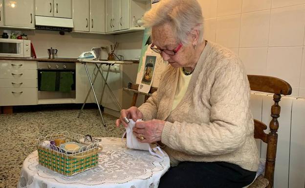 Elsa Pérez, 91 años, fabrica mascarillas en su casa de Tiedra. /LAURA NEGRO