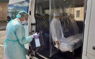 Un enfermero, junto al vehículo adaptado para visitar y trasladar a enfermos de Covid-19 de Medina de Rioseco y su comarca./M. G. M.