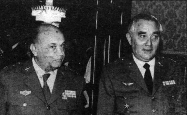 José Suanzes, a la derecha, en su toma de posesión como gobernador militar de Valladolid en 1989./El Norte